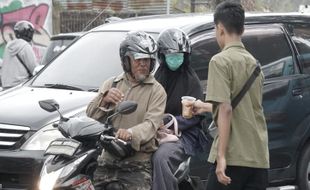 Berbagi Kasih, Panitia Paskah UKSW Salatiga Bagikan 100 Takjil Gratis