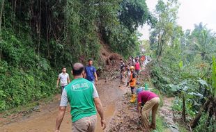 Tebing 30 Meter Longsor, Jalur Alternatif Ungaran Barat-Gunungpati Terputus