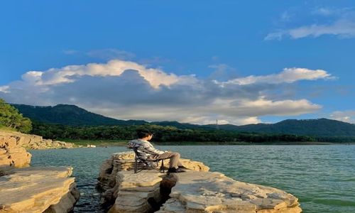 Pesona Batu Karang Lubang Sewu di Tepi Waduk Wadaslintang Wonosobo