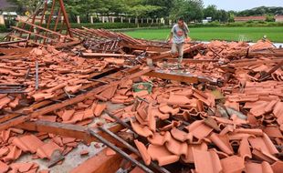 Tak Ada Angin dan Hujan, Warung di Klaten Selatan Ambruk Timpa 4 Pekerja