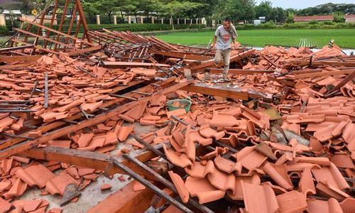 Tak Ada Angin dan Hujan, Warung di Klaten Selatan Ambruk Timpa 4 Pekerja