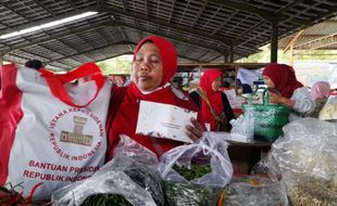 Senangnya Bakul Pasar Selo Boyolali, Dapat Sembako & BLT Rp1,2 Juta dari Jokowi