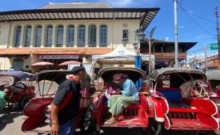 Batal Berkunjung, Jokowi Tetap Beri Sembako Jukir dan Tukang Becak Pasar Gede