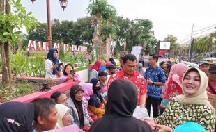 Bagi-bagi Takjil di Alun-alun Klaten, Bupati Sri Mulyani Diserbu Warga