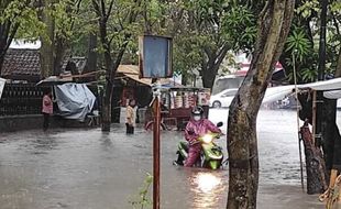 Diguyur Hujan Lebat, Jl. Sersan Sadikin Klaten Kebanjiran