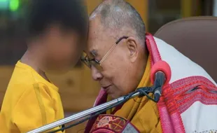 Dalai Lama Tenzin Gyatso Dihujat Usai Minta Bocah Isap Lidahnya, Ini Profilnya