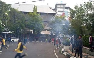 Ricuh, Demo Mahasiswa di Kantor Gubernur Jateng Diwarnai Tembakan Gas Air Mata