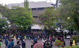 Demo di Depan Kantor Gubernur Jateng Ricuh, Lima Orang Ditangkap