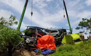 2 Crane Berjibaku Evakuasi Kendaraan Berat di Lokasi Laka Maut Tol Boyolali