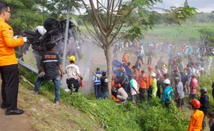 Detik-Detik Evakuasi Korban Meninggal Terimpit Truk Paket di Laka Tol Boyolali