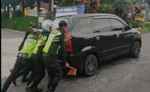 Demi Wisatawan, Satgas Ganjal Ban Sigap Bertindak di Jalur Ekstrim Lawu