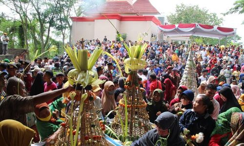 Dalam Sekejap! 3 Kuintal Ketupat Ludes di Grebeg Syawalan Bukit Sidoguro Klaten