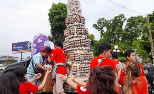 Gunungan Berisi Ribuan Telur Paskah Dibagikan di Simpang Lima Boyolali