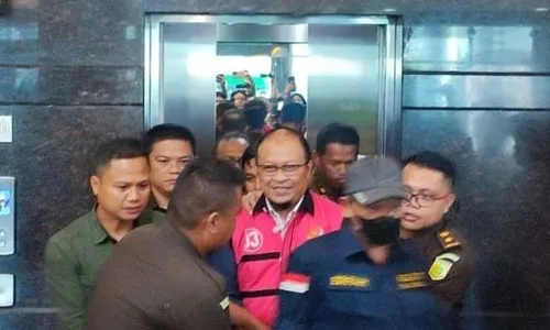 Jadi Tersangka Dugaan Korupsi Dana PDAM, Adik Menteri Pertanian Tebar Senyum