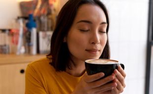 Boleh Enggak Minum Kopi saat Sahur, Ini Penjelasannya