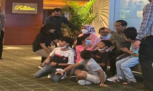 Jokowi dan Iriana Nonton Bioskop di Solo, Pengunjung Senang Bisa Foto Bareng