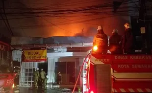 Kebakaran Landa Rumah & Toko Mebel di Semarang, 10 Mobil Damkar Dikerahkan