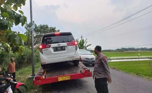 Adu Banteng di Jalan Karangdowo-Juwiring Klaten, 2 Mobil Rusak