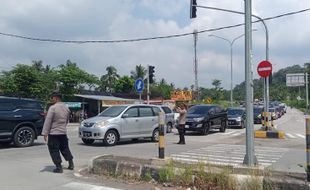 Masuk atau Keluar, Arus Lalu Lintas di Gerbang Tol Boyolali Sama-sama Padat