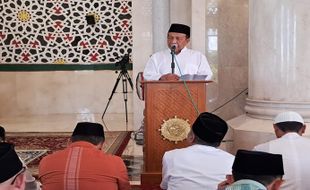 Ratusan Warga Ikuti Salat Gerhana di Masjid Agung Madaniyah Karanganyar