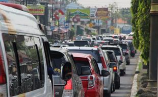 Sabar Ya! Lalu Lintas Padat Merayap di Jalan Solo-Jogja Tegalgondo Klaten