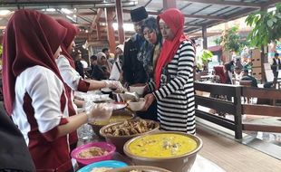 Ketupat Kombinasi Cokelat Jadi Sajian Lebaran Ketupat di Blitar