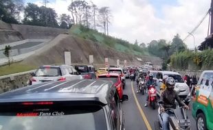 Arus Balik Lebaran 2023, Puluhan Ribu Kendaraan Terjebak Macet di Puncak Bogor