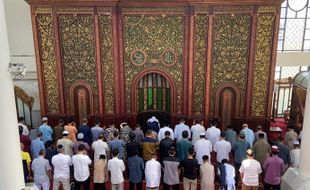 Salat Gerhana di Masjid Fatimah, Imam Ingatkan Jemaat Taqarrub dan Zikir