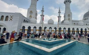 Masjid Raya Sheikh Zayed Jadi Primadona Pemudik yang Berlibur ke Solo