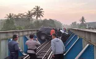 Sopir Diburu Polisi karena Ingin Tabrakkan Mobil Penuh Penumpang ke KA