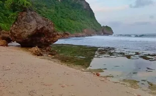 Punya Bebatuan Warna-Warni, Begini Asal-Usul Pantai Kali Mirah Wonogiri