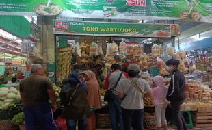 Warga Sragen Serbu Pasar Jelang Lebaran, Harga Kebutuhan Pokok Naik Signifikan