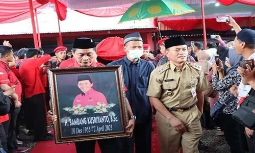 Ratusan Kader PDIP Iringi Pemakaman Ketua DPRD Jateng Bambang Krebo