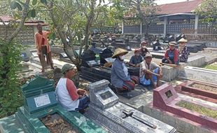 Berkah Lebaran, Pembersih Makam di Pracimaloyo Raup Rp500.000/Hari 