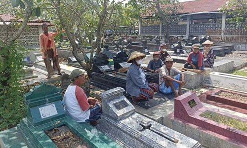 Berkah Lebaran, Pembersih Makam di Pracimaloyo Raup Rp500.000/Hari 