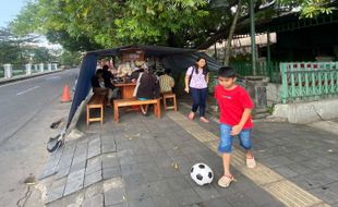 Banyak Warung Tutup di Solo, Pemudik dari Karawang Ini Pilih Makan di Wedangan