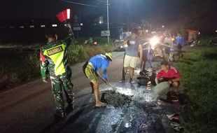 Lubang di Jl Ronggowarsito Klaten Sering Picu Kecelakaan, Sukarelawan Bergerak