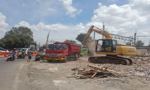 Imbas Pelebaran Jalan, Sejumlah Kios Depan Pasar Nongko Mulai Dibongkar