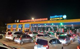 Jelang One Way, Arus Lalu Lintas Menuju GT Kalikangkung Semarang Masih Padat