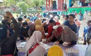 Rebutan, 1.000-an Mangkuk Ketupat Sayur Ludes dalam Sekejap di WGM Wonogiri