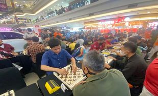 Turnamen Catur Tunanetra di Mal, Grand Master Susanto Megaranto Berbagi Ilmu