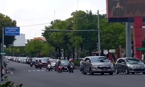 Kerja Keras Polisi Atur Lalu Lintas, 5 Kali Ganti Seragam karena Mandi Keringat