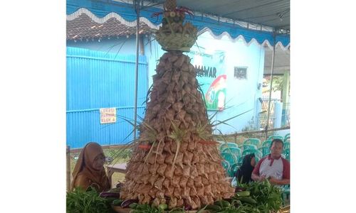 Tiga Gunungan Ketupat Ludes di Tradisi Kenduri Ketupat Desa Jimbung Klaten