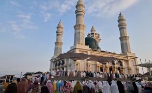 Bupati jadi Khotib, Ribuan Muslim Salat Id di Masjid Madaniyah Karanganyar