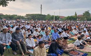 Membeludak! Ribuan Warga Muhammadiyah Salat Idulfitri di Alun-alun Karanganyar