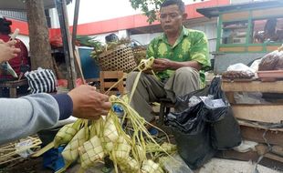 Penjualan Selongsong Ketupat di Sukoharjo Menurun Dibandingkan Lebaran Lalu