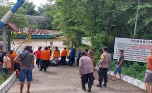 Air Sungai Brantas Tiba-Tiba Meluap, Belasan Orang Terombang-Ambing di Perahu