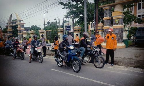 500 Takjil Gratis Dibagikan kepada Pengguna Jalan di Kedawung Sragen