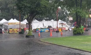 Diterjang Angin Kencang, Tenda Pasar Takjil di Balai Kota Solo Ambruk