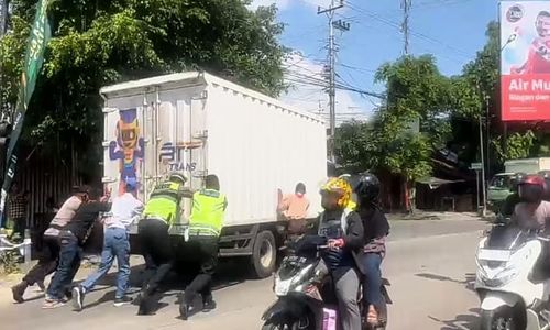 Mogok di Perempatan Gemolong Sragen, Polisi Dorong Truk Boks Sejauh 30 Meter